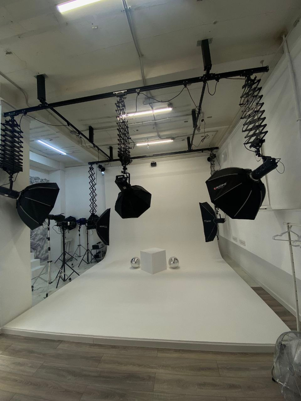 Пространства студии. ПРИЗМА — фотостудия с оборудованием для фотосъемок в Екатеринбурге