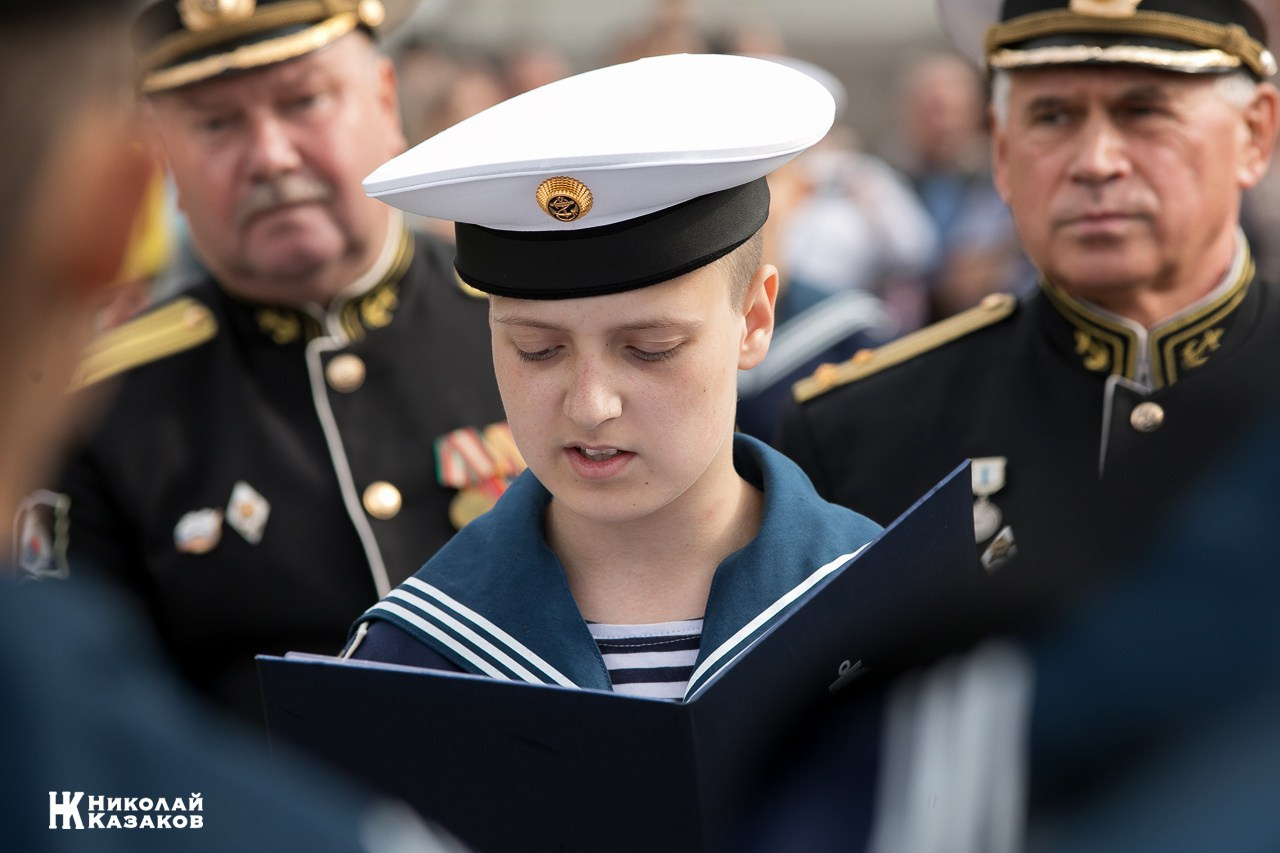 Кадет Кронштадского морского кадетского военного корпуса читает присягу на Якорной площади у Морского собора.