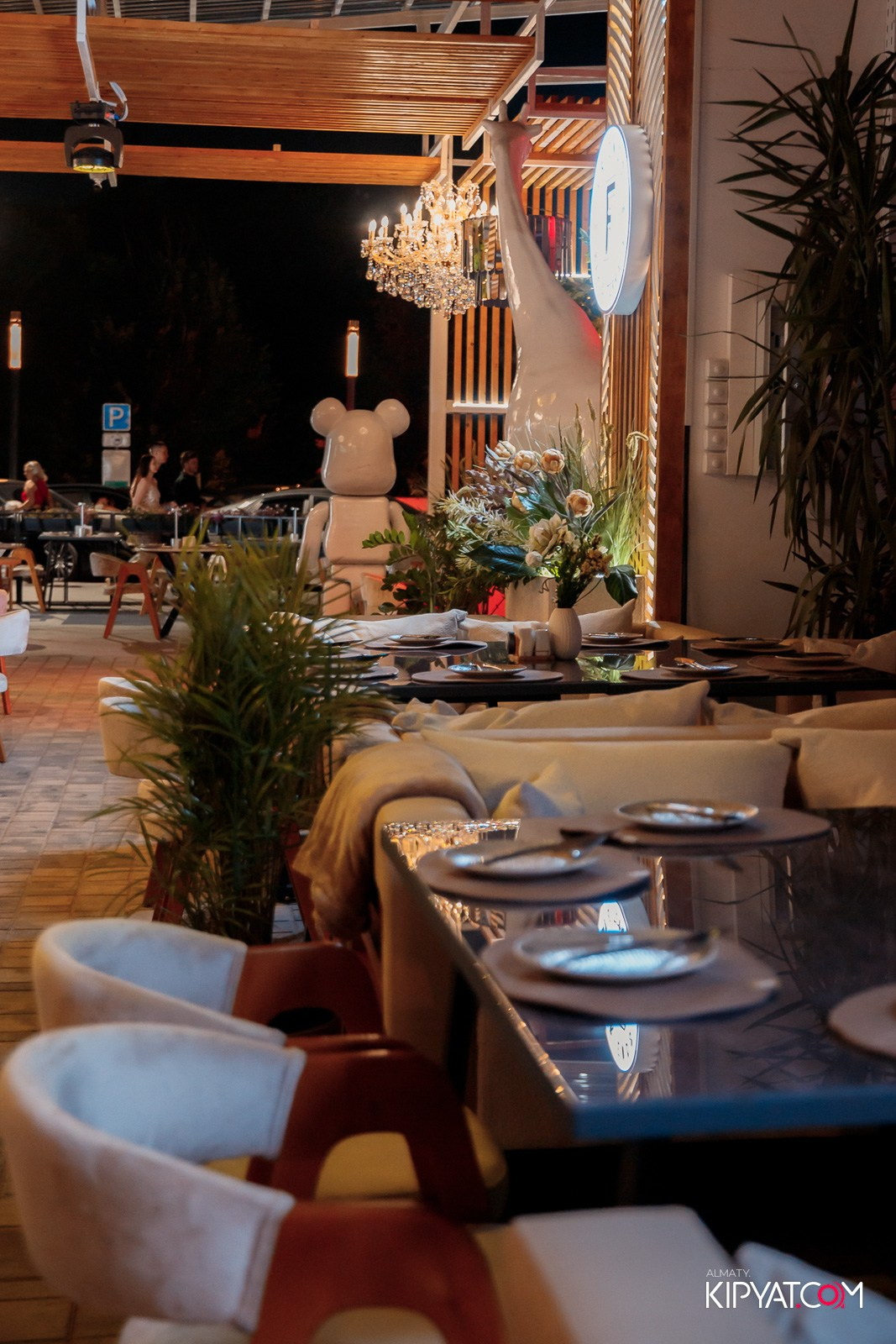 FRIENDS BAR & TERRACE. КИПЯТКОМ АЛМАТЫ!