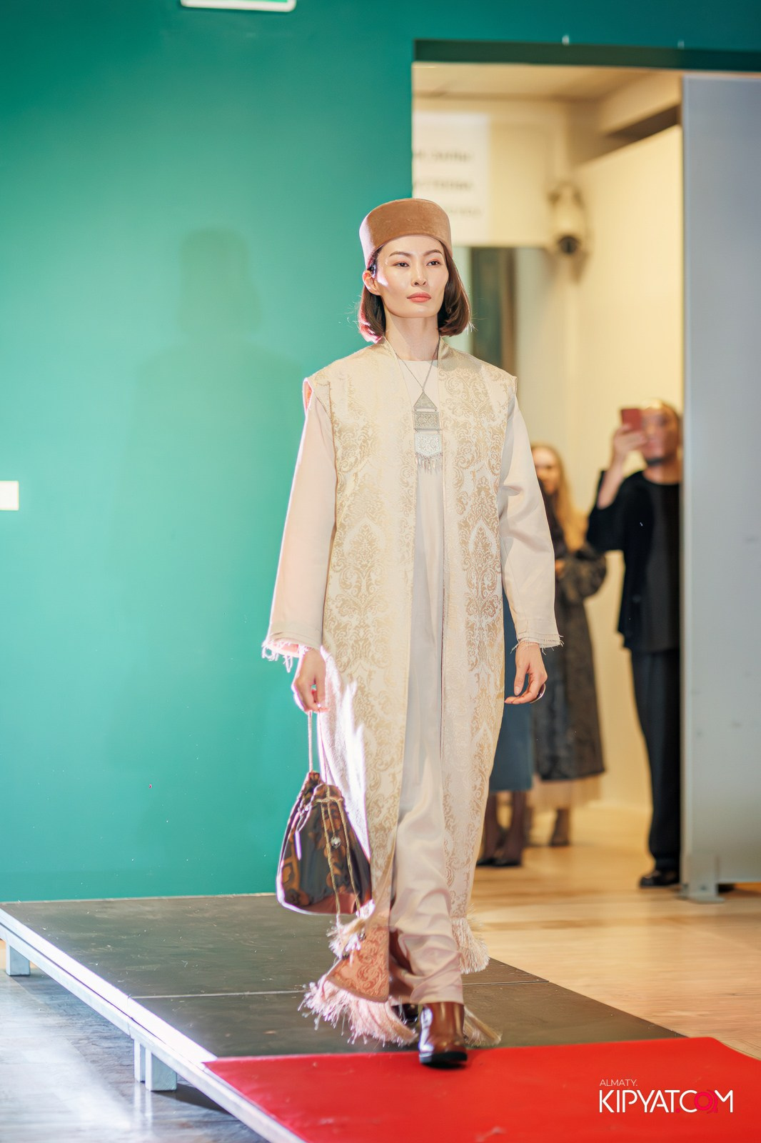 FASHION ПОКАЗ, КАЗАХСКОЙ НАЦИОНАЛЬНОЙ ОДЕЖДЫ. КИПЯТКОМ АЛМАТЫ!