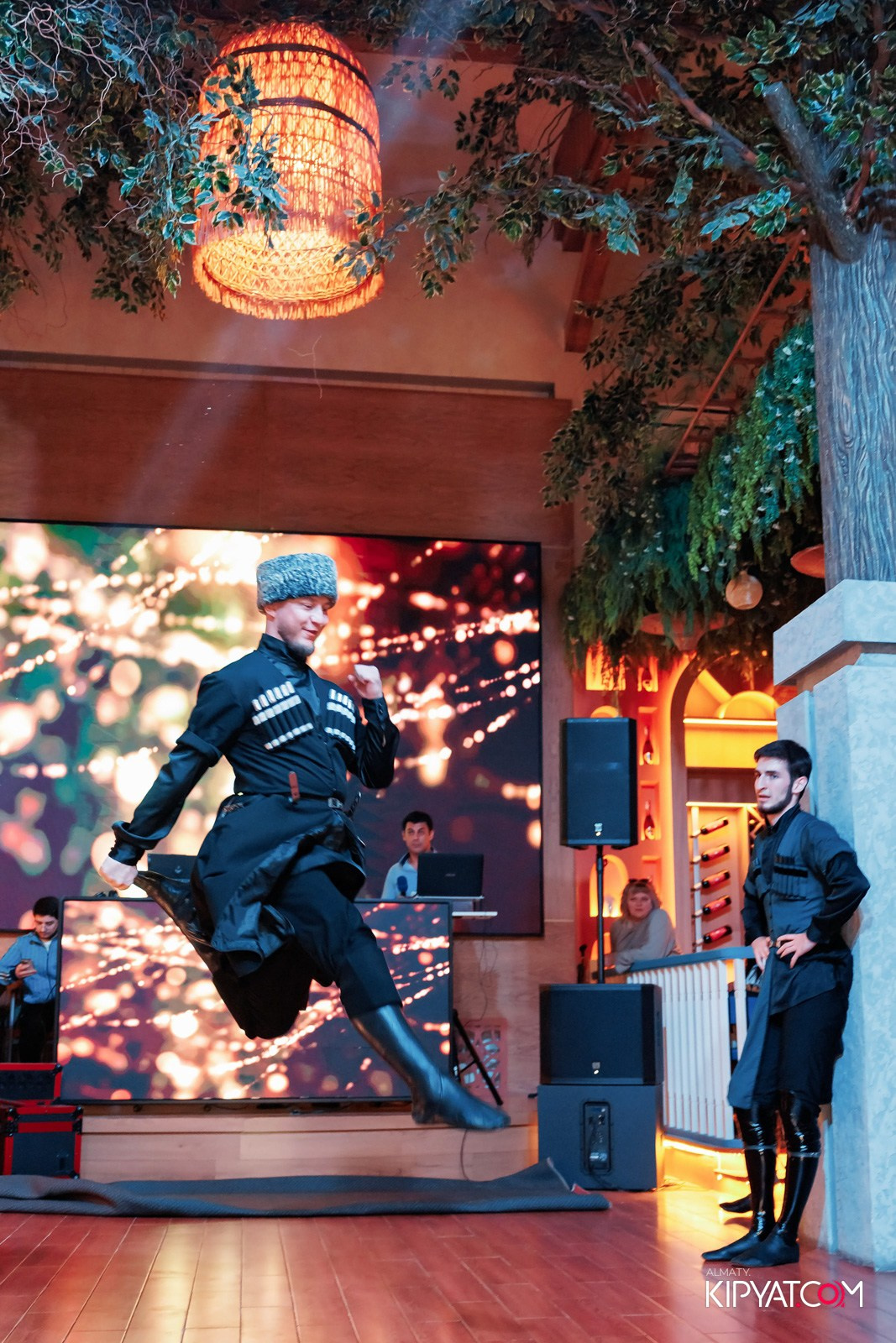 ГРУЗИНСКИЙ ДВОР НА КАБАНБАЙ БАТЫРА. КИПЯТКОМ АЛМАТЫ!