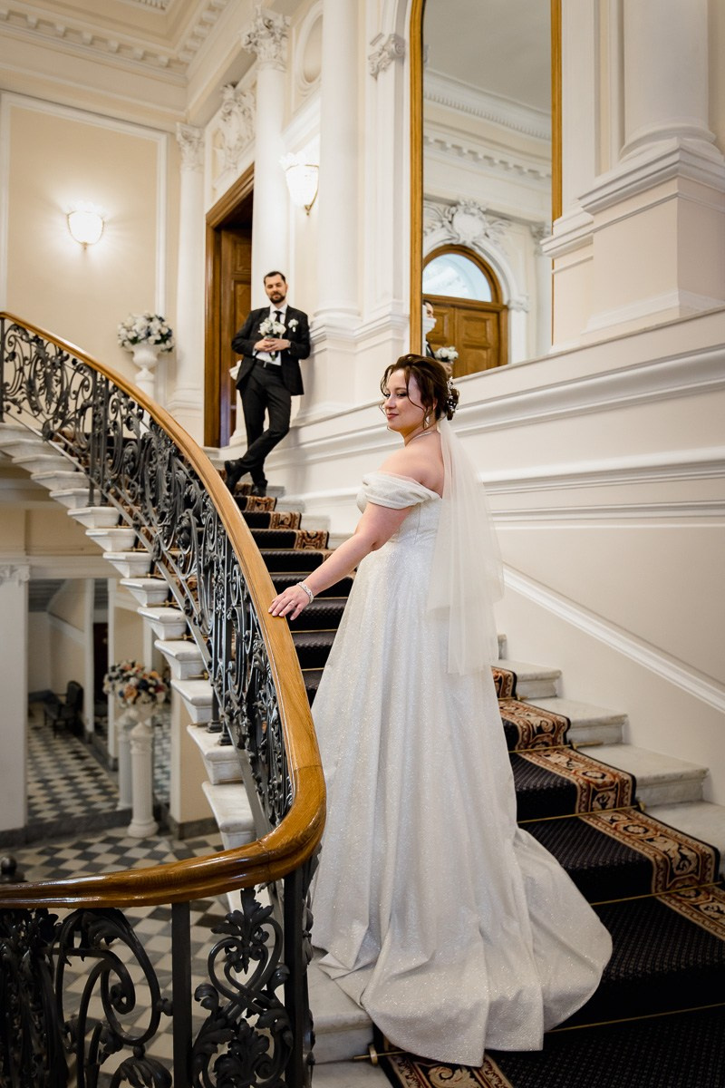 Жених и невеста на лестнице в ЗАГСе на фурштатской СПб.