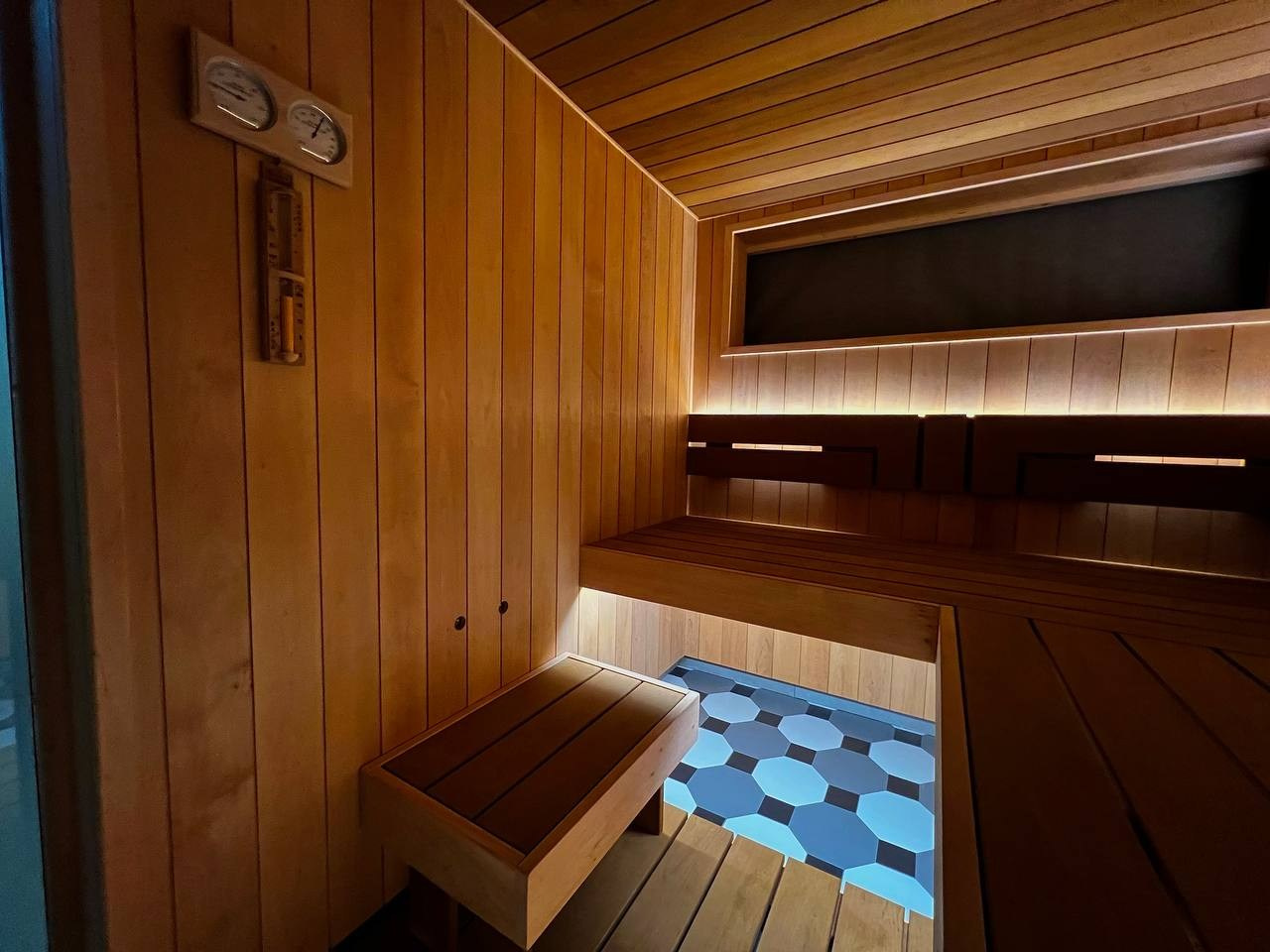 Комбинированная парная в Репино парке. Для процесса- дровяная Изистим Сочи М2, нет времени- электрокаменка Sangens. SaunaTopMasters