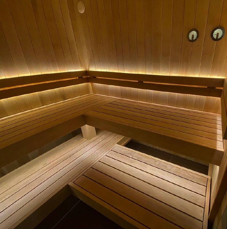 Парная в Мартышкино из ольхи и термоольхи с парящими полками, светодиодным освещением и лавкой на реллингах для комфортного парения. SaunaTopMasters