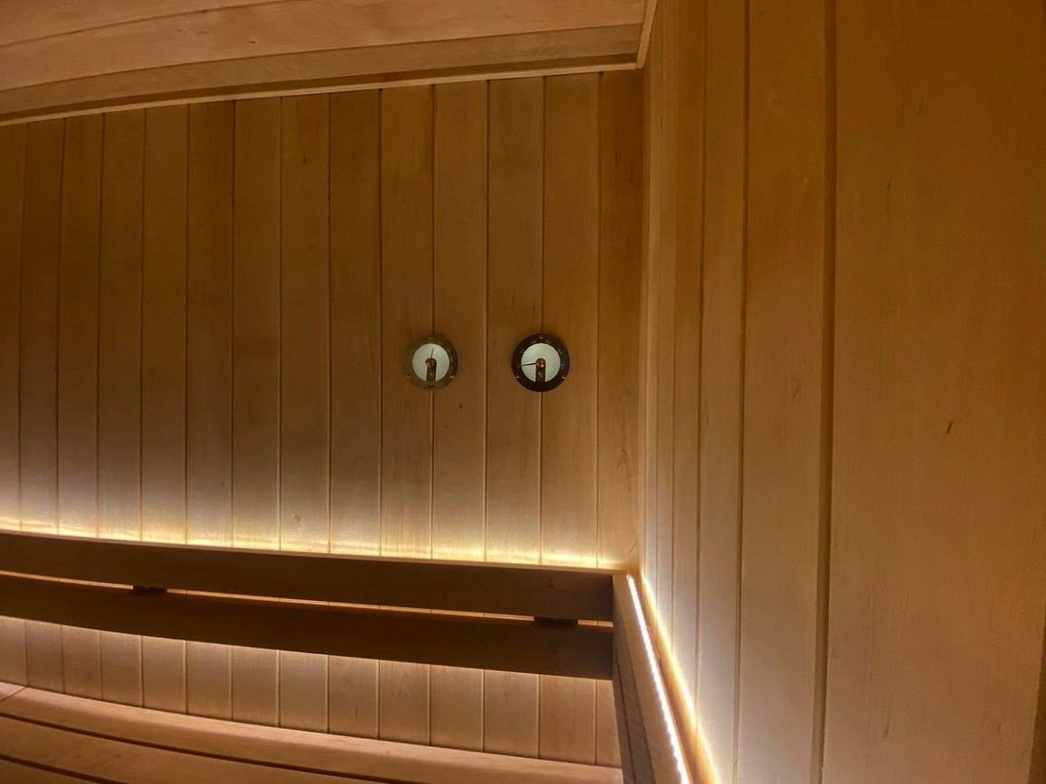 Парная в Мартышкино из ольхи и термоольхи с парящими полками, светодиодным освещением и лавкой на реллингах для комфортного парения. SaunaTopMasters