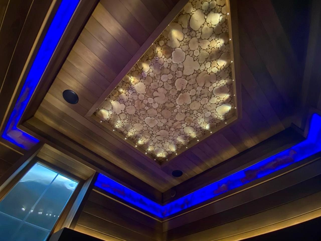 Парная «Цвет настроения» в Семкино: термоольха, солевые линии с RGB, можжевельник с оптоволокном и автоподача воды — пар без компромиссов. SaunaTopMasters