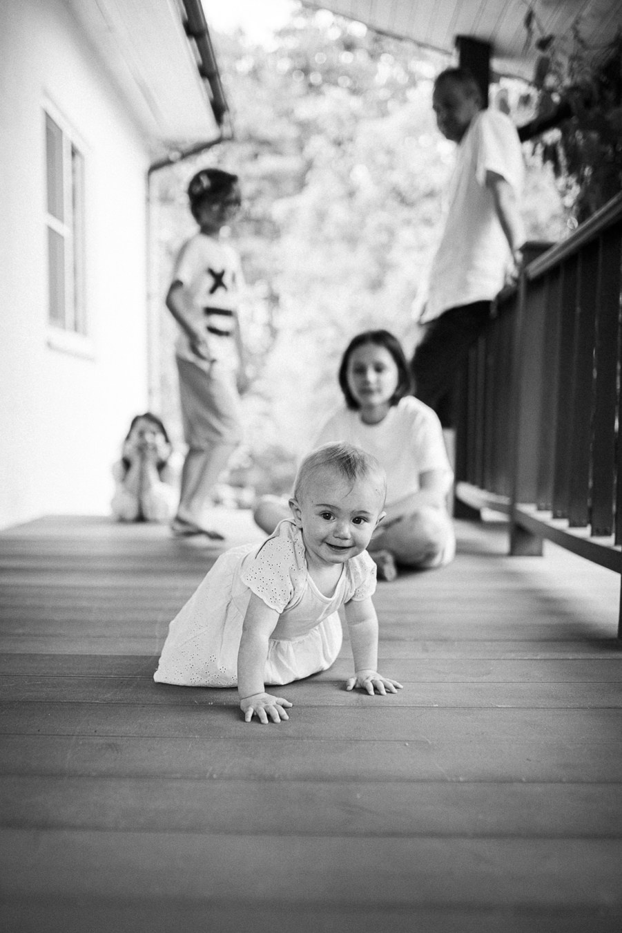 Коля, Ксюша, Саша, Андрей, Кира и бабушки | на даче