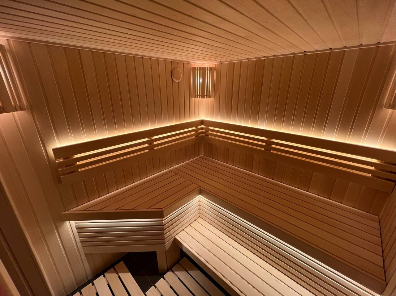 Светлая сауна в Пустынке. Выполнена в классическом стиле из липы и африканского абаши, отапливается электрокаменкой Sawo Aries. SaunaTopMasters