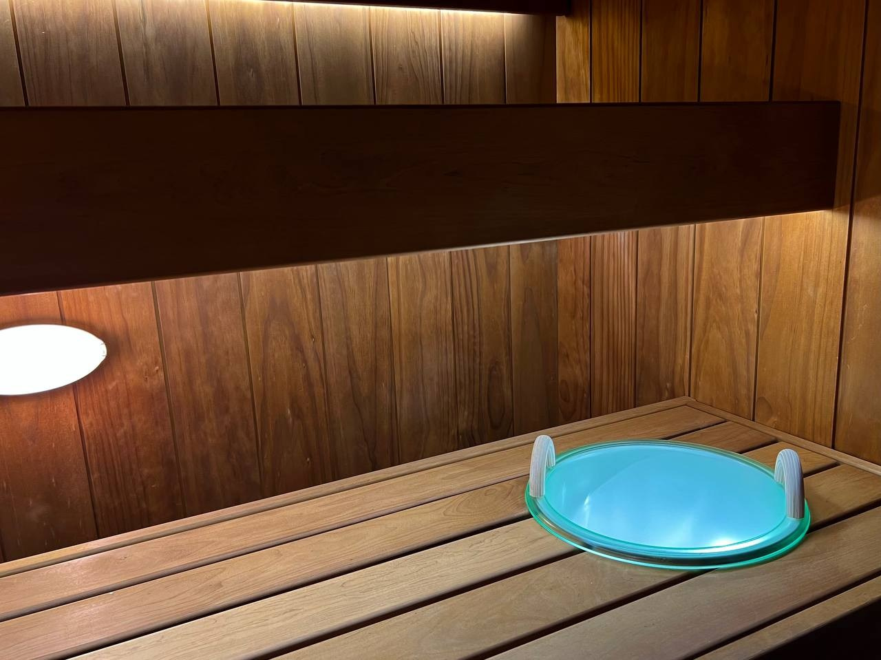 Парная в Небе. Полностью выполнена из термоольхи с интеграцией массивных можжевеловых панно, оптоволокна и подвижных элементов полков. SaunaTopMasters