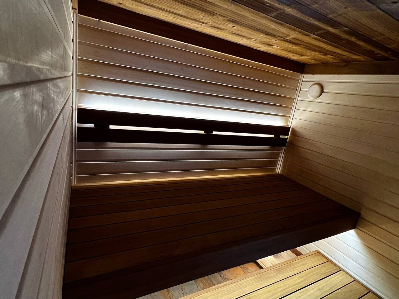 Парная в Коробицино выполнена из необычного сочетания светлой липы, термоабаши и брашированной доски Шале на потолке. SaunaTopMasters