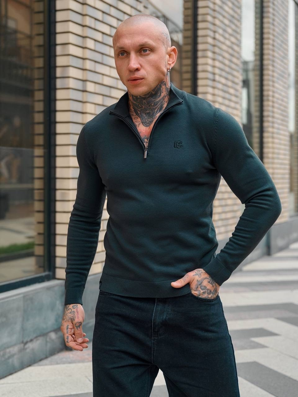 Фотосессия для бренда мужской одежды - мужчина с татуировками на улице Москвы