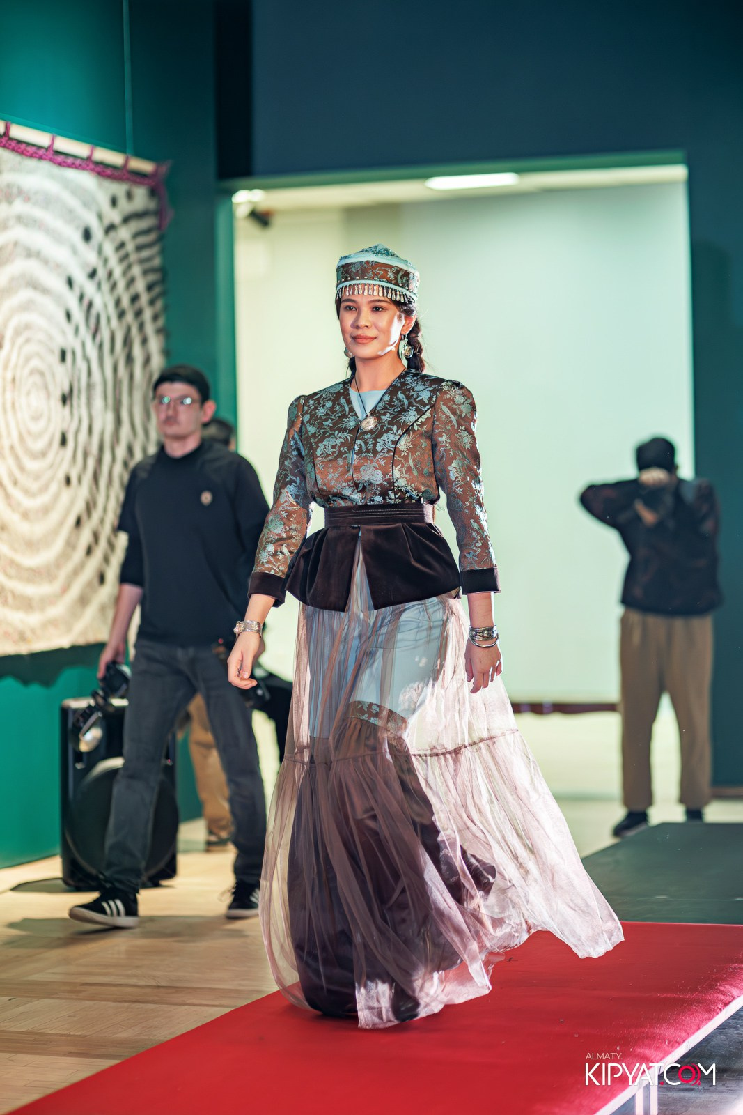 FASHION ПОКАЗ, КАЗАХСКОЙ НАЦИОНАЛЬНОЙ ОДЕЖДЫ. КИПЯТКОМ АЛМАТЫ!