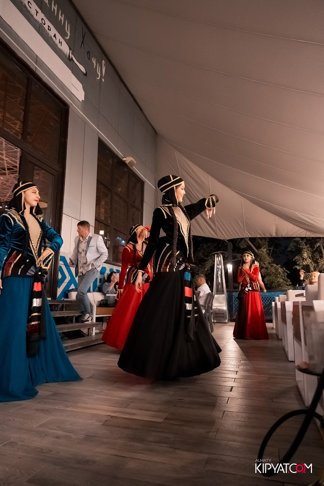 ОТКРЫТИЕ ЛЕТНЕЙ ТЕРАССЫ В РЕСТОРАНЕ ЛАРИСС ИВАННУ ХАЧУ. КИПЯТКОМ АЛМАТЫ!