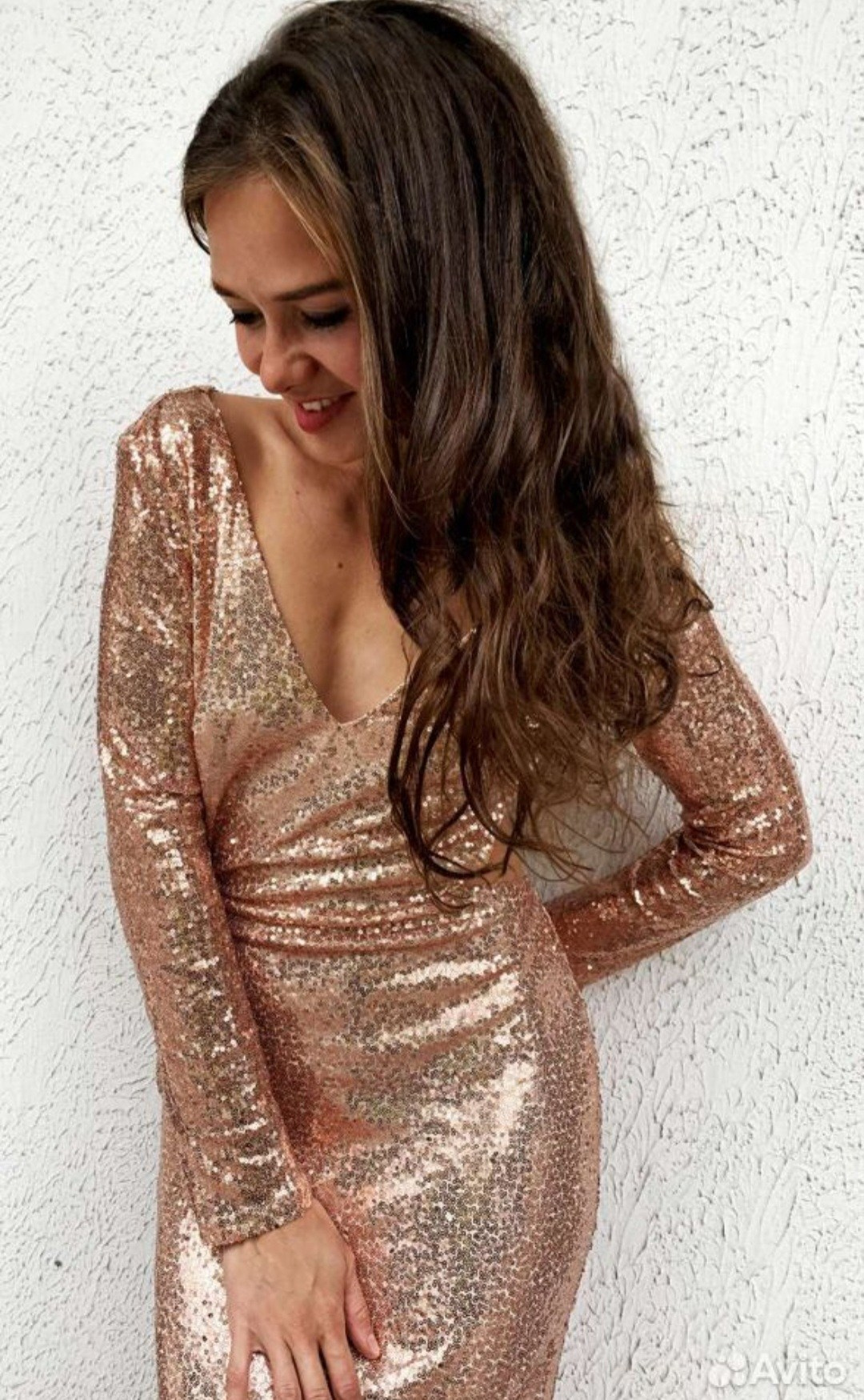 Девушка в золотистом платье с открытой спиной облегающее силуэтное из пайеток