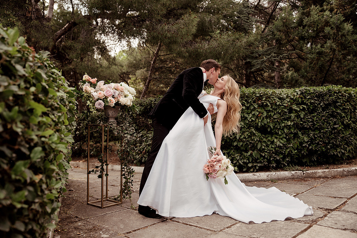 Стильная фотосессия свадьбы в Воронцовском парке. Свадебный и семейный фотограф в Москве Светлана Зоткина