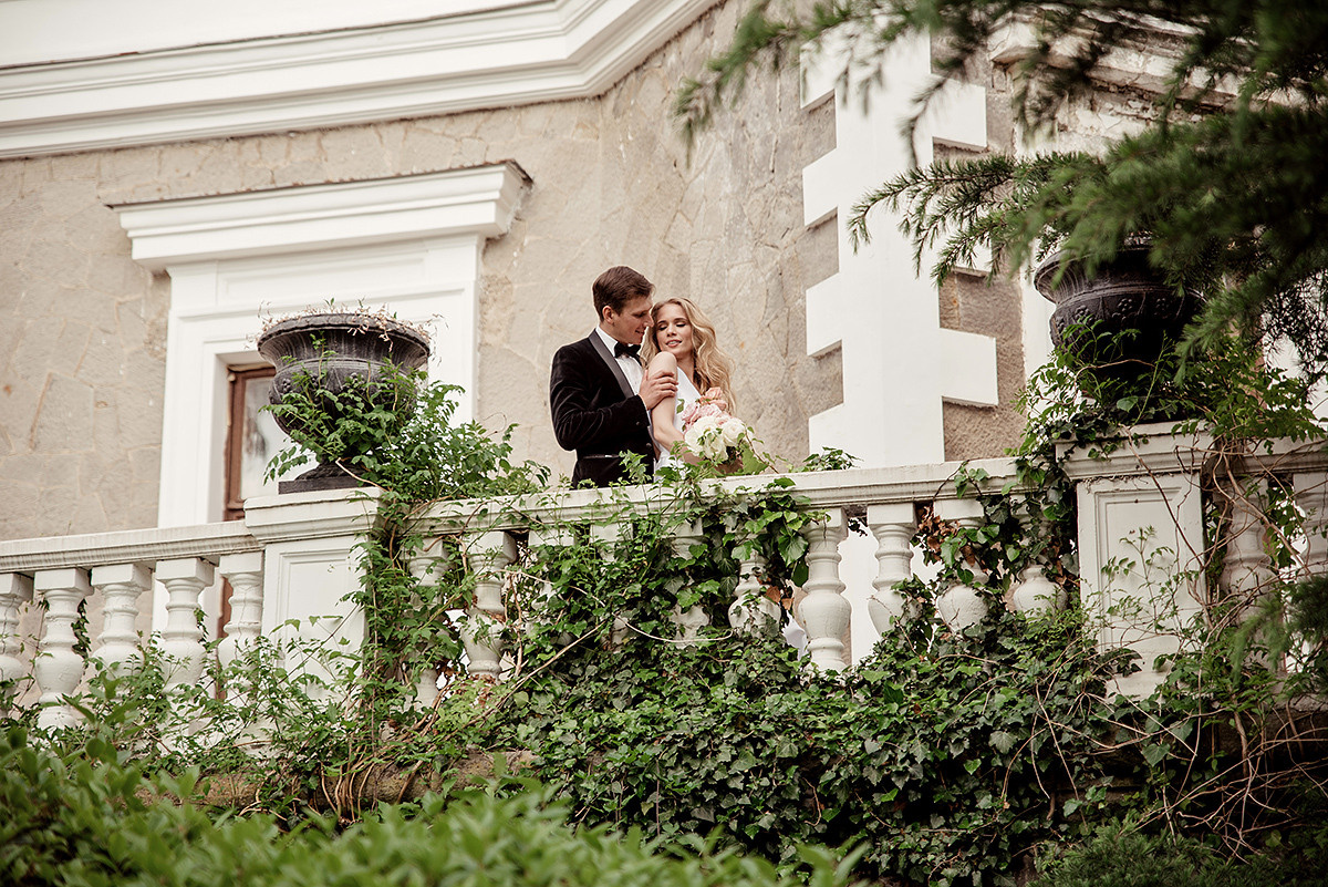 Стильная фотосессия свадьбы в Воронцовском парке. Свадебный и семейный фотограф в Москве Светлана Зоткина