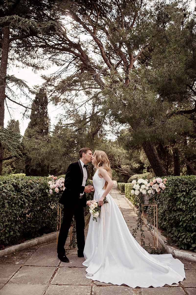 Стильная фотосессия свадьбы в Воронцовском парке. Свадебный и семейный фотограф в Москве Светлана Зоткина