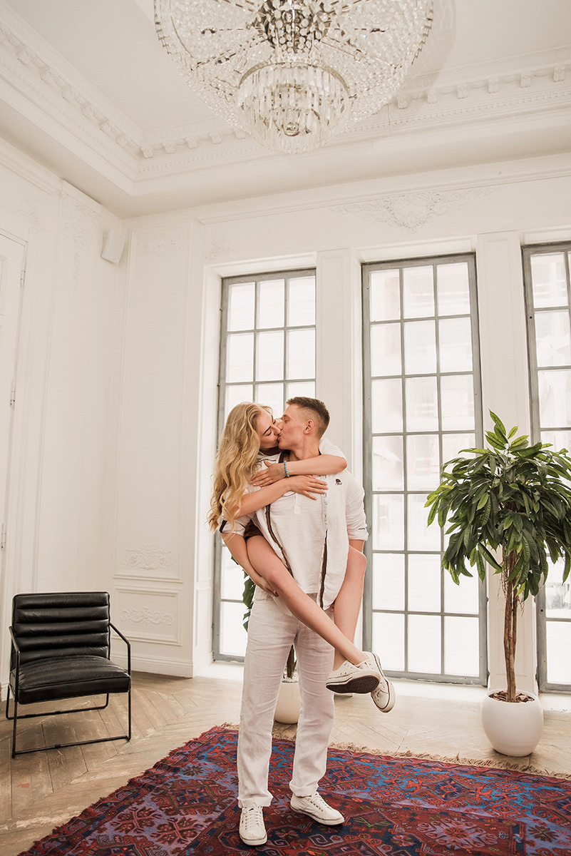 Предсвадебная фотосъемка лавстори в особняке Роял. Свадебный и семейный фотограф в Москве Светлана Зоткина