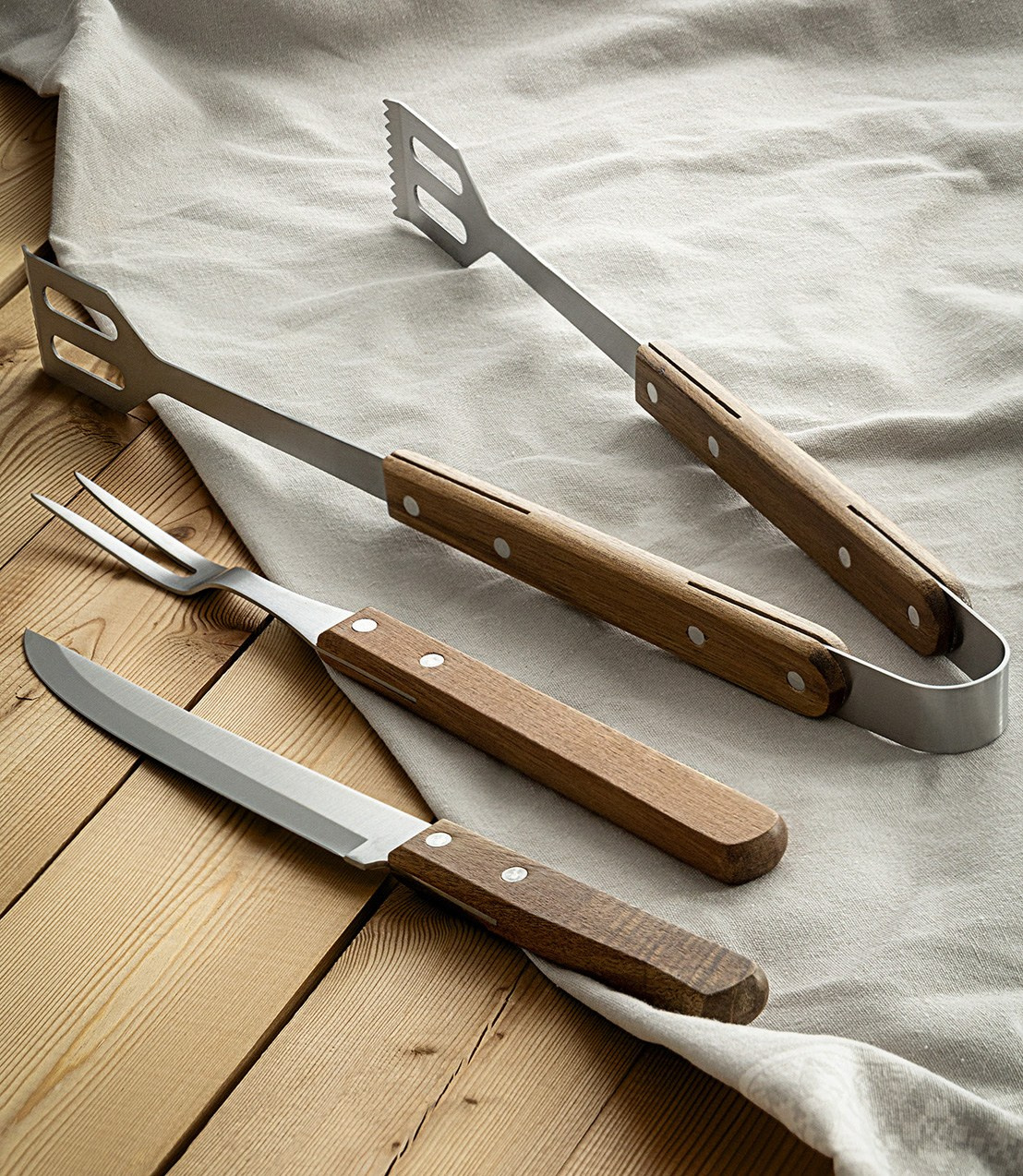 Инструменты для гриля на деревянном фоне | Съемка для маркетплейса Wildberries