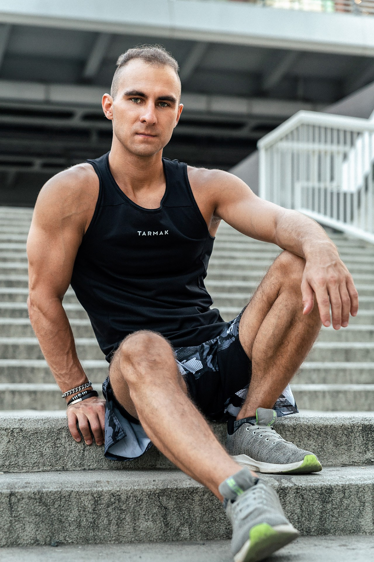 Молодой человек сидит на лестнице