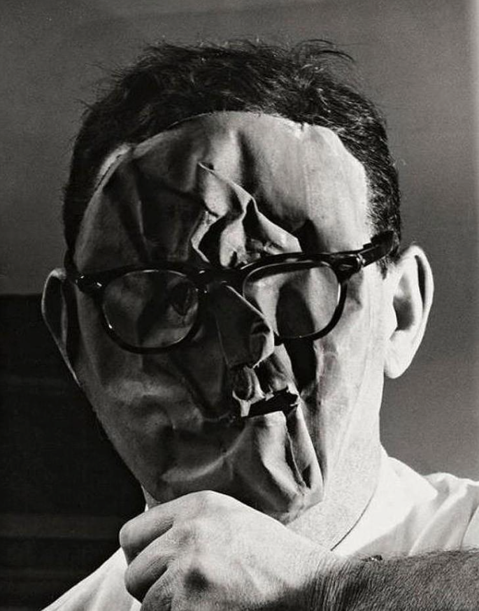 Эрвин Блюменфельд (1897-1969)  был новатором в модной фотографии и экспериментальной съёмке. Его работы сочетали сюрреализм, игру с отражениями, тенями и искажениями.