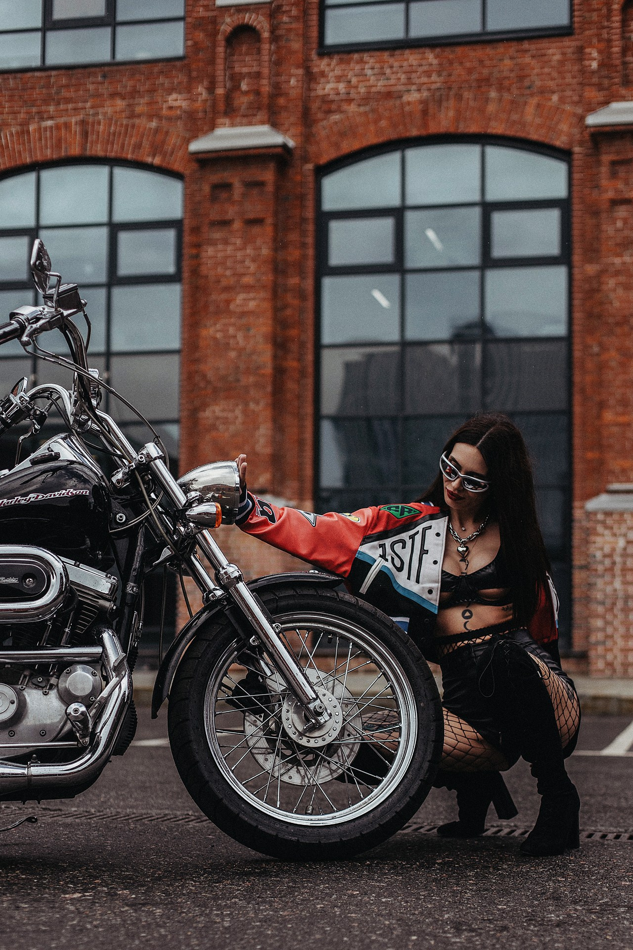 Фотосессия девушки в красном бомбере с байком