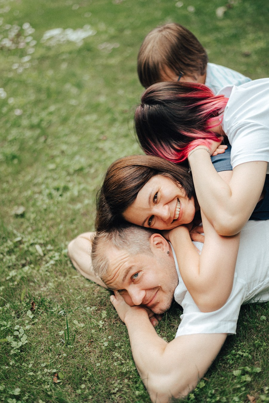 Коля, Ксюша, Саша, Андрей, Кира и бабушки | на даче