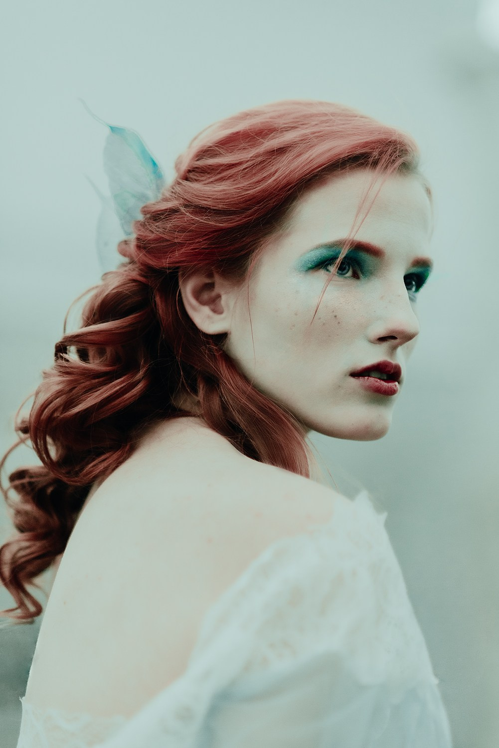 художественный портрет девушки с красным цветом волос в стиле прерафаэлитов