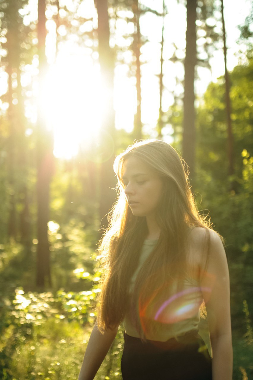 Съемка на природе в Гомеле: девушка в парке, мягкий свет, золотой час