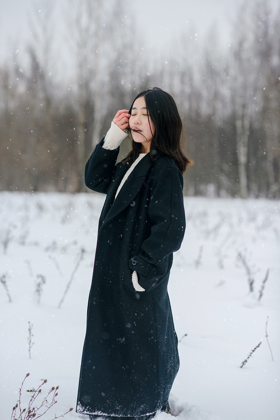 photo shoot for a girl in a winter field, snow (photography from Elena Carruthers)