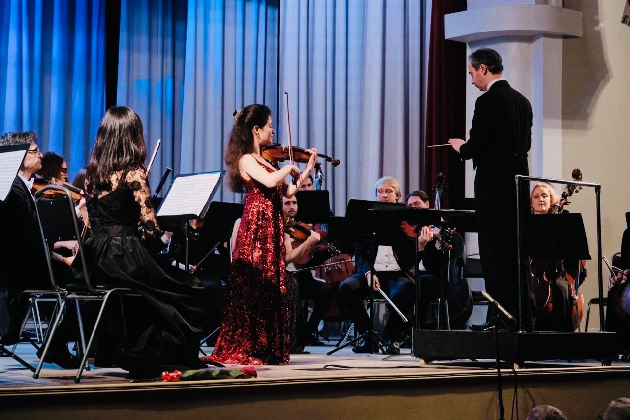 На сцене. Скрипачка Анна Савкина