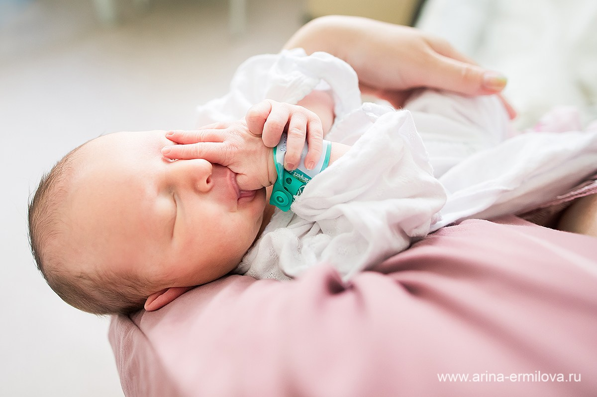Выписка из роддома. Репортажный, семейный и детский фотограф в Пензе и Заречном Арина Ермилова. Картины барельеф на заказ