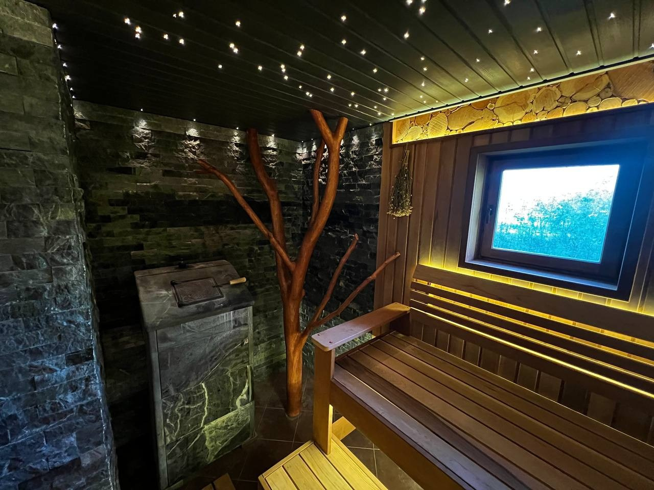 Полностью обновленная парная в Стрельцово с добавлением таких ништяков, как ночное звездное небо, второе дыхание и даже настоящее дерево!. SaunaTopMasters