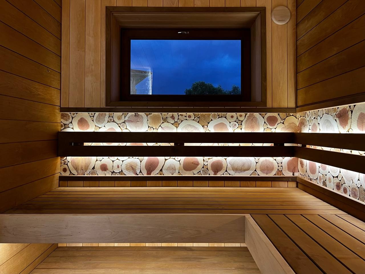 Сауна в Садах Времени на электрокаменке Sangens в облицовке из черного закаленного стекла. Выполнена в классическом стиле нашей команды. SaunaTopMasters