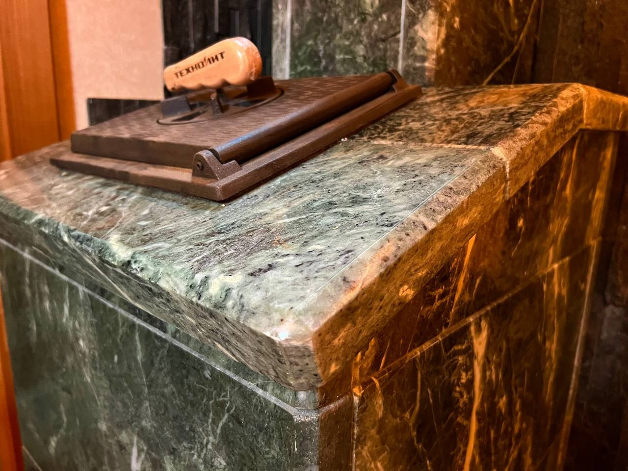 Парная в Лесколово для Saunaispa: впечатляющее можжевеловое панно в половину потолка и звёздное небо на второй. SaunaTopMasters