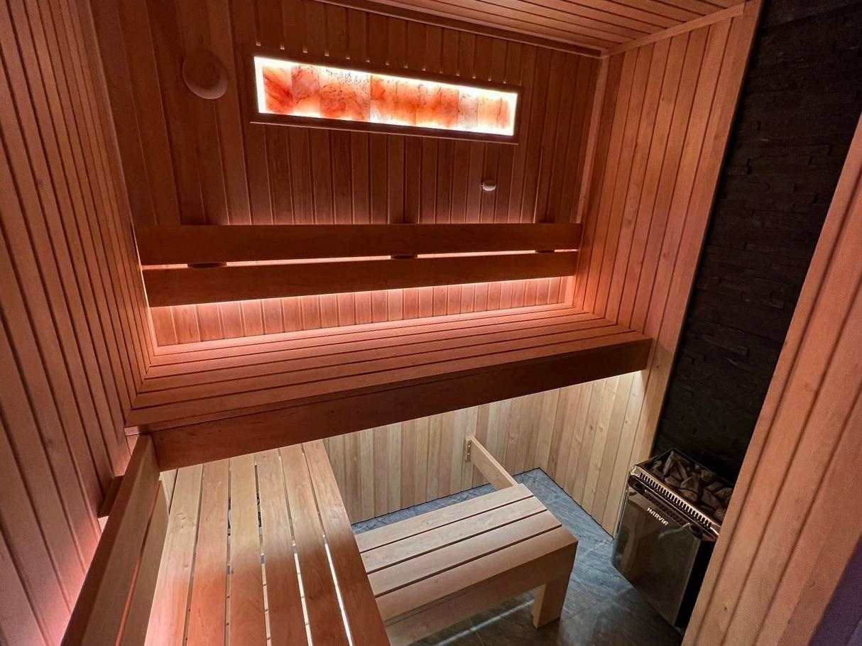 Сауна в Александровской из светлой ольхи, 3 уровня полков, печь Harvia Topclass Combi с парогенератором- функциональное решение. SaunaTopMasters