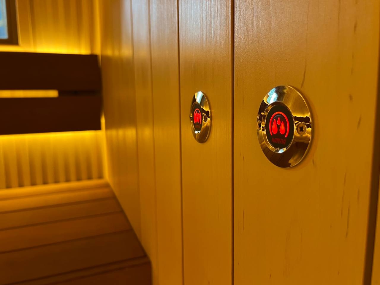 Сауна в Северной Жемчужине выполнена по проекту наших коллег VitaLine SPA. Ольха разного профиля, линейный свет и Sangens в редкой облицовке. SaunaTopMasters