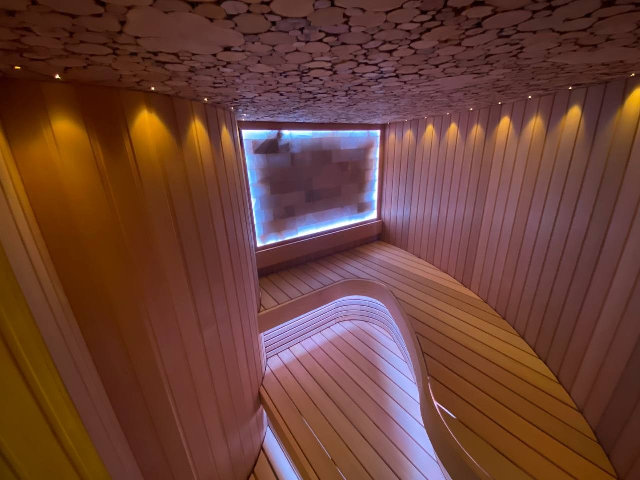 Сауна «Банан» из канадского кедра в Селятино: Helo Himalaya, оптоволокно и яркая RGB-подсветка в стильном исполнении. SaunaTopMasters