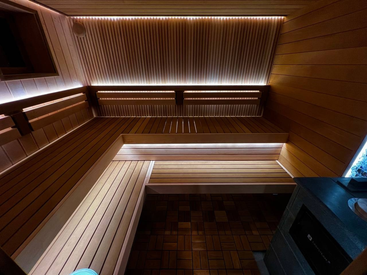 Компактная, но в то же время просторная парная в Петергофских дачах. Рациональное расположение полков и Easysteam в талькохлорите. SaunaTopMasters