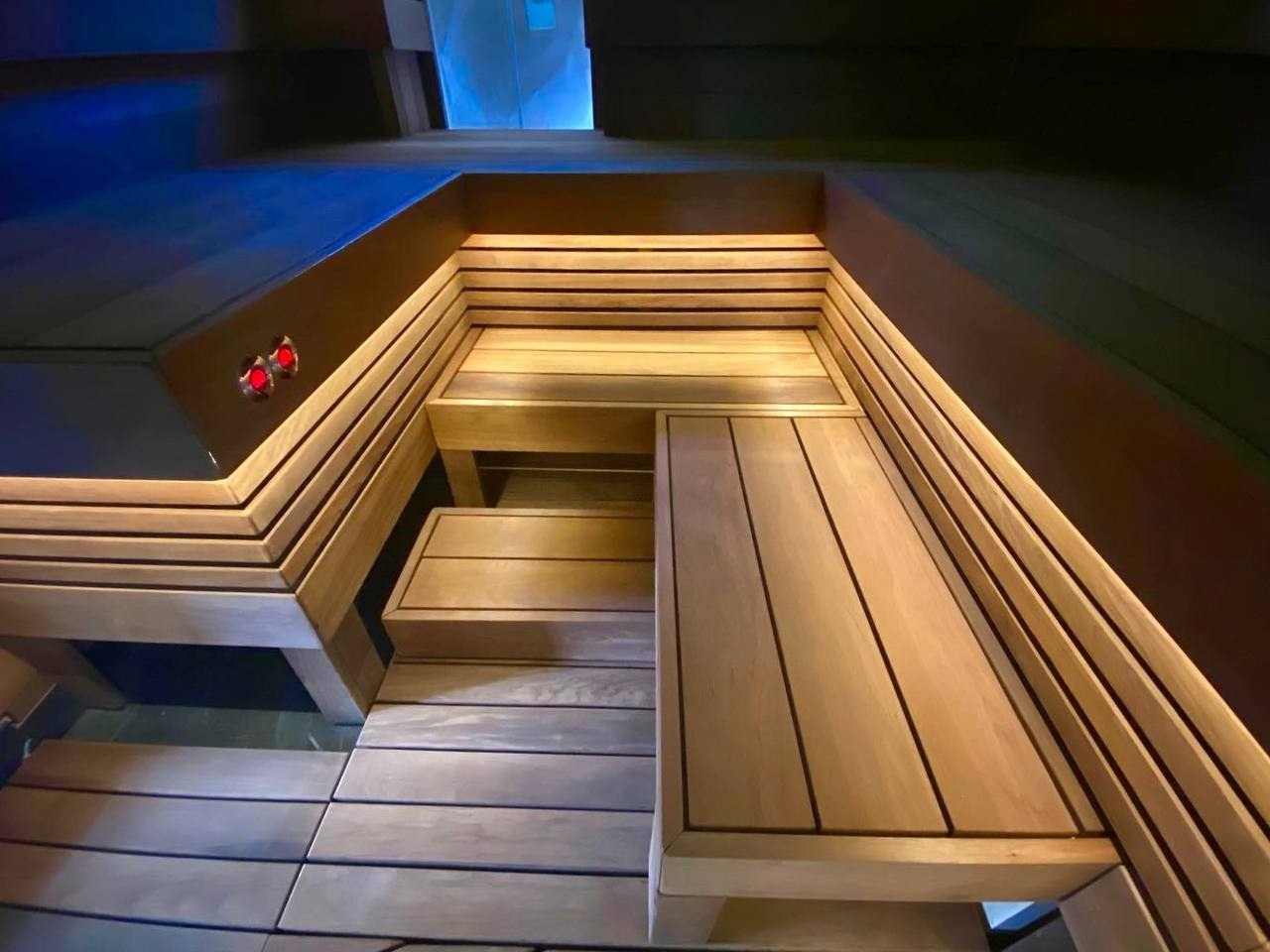 Парная «Цвет настроения» в Семкино: термоольха, солевые линии с RGB, можжевельник с оптоволокном и автоподача воды — пар без компромиссов. SaunaTopMasters