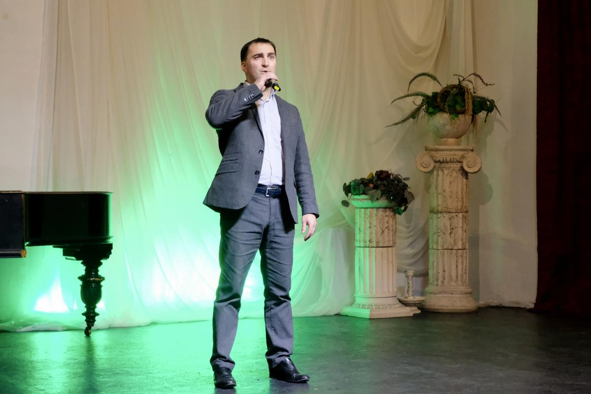 Янис Сексте - певец