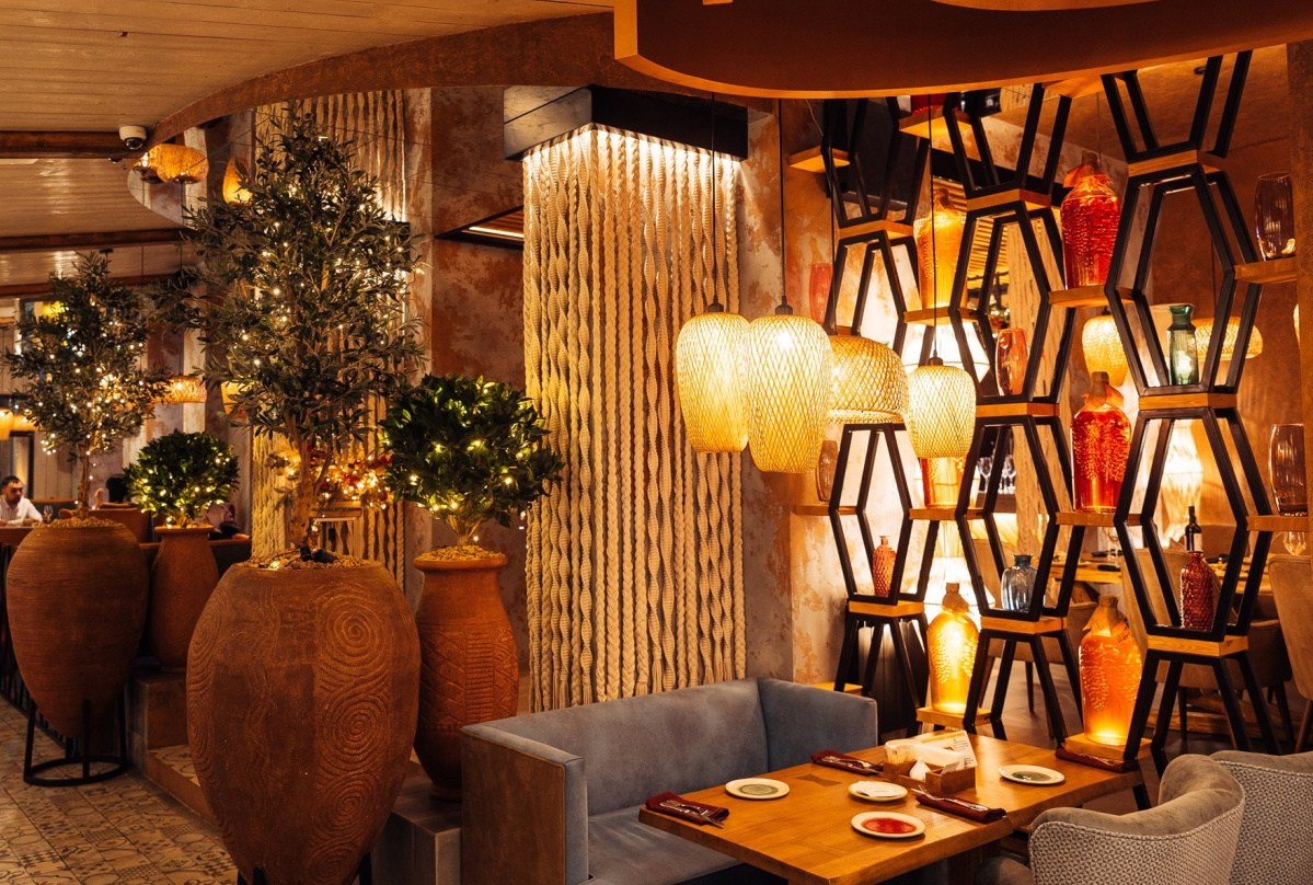 Большие интерьерные вазы в ресторане ''МАМУКА'' Ярославль. Керамика больших форм, предметы интерьера и ландшафта