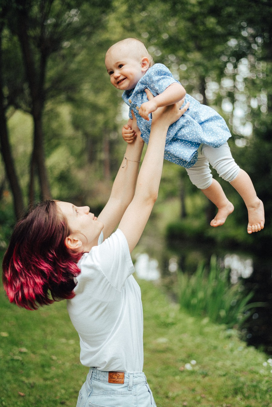 Коля, Ксюша, Саша, Андрей, Кира и бабушки | на даче