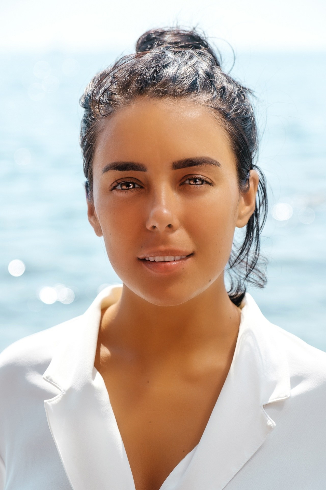 портрет девушки на фоне моря