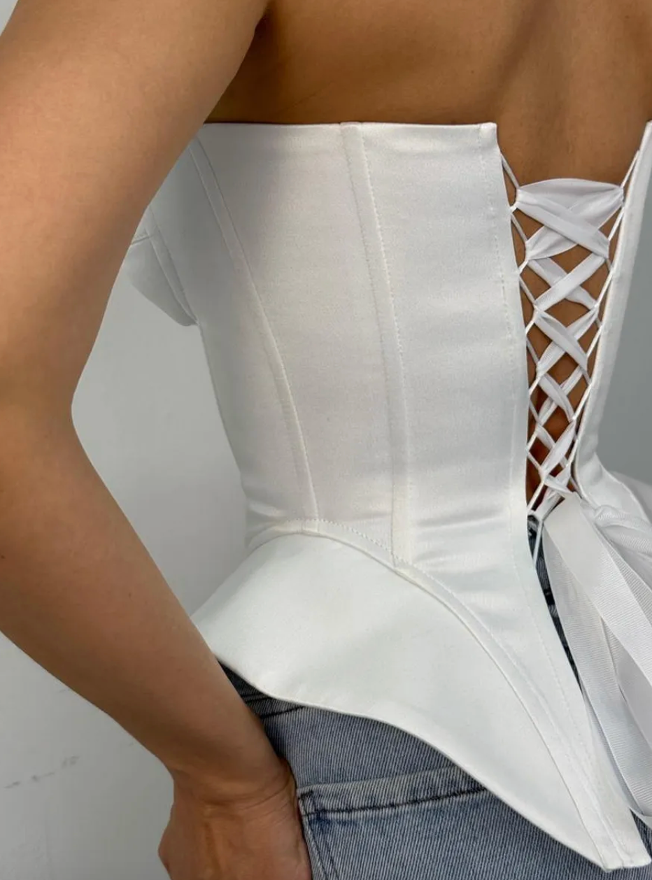 Корсет белый с чашками. Лиза Бродская — фотограф в Москве