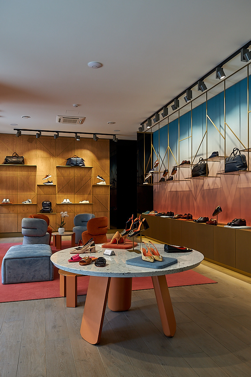 SANTONI — Бутик итальянского бренда обуви и аксессуаров