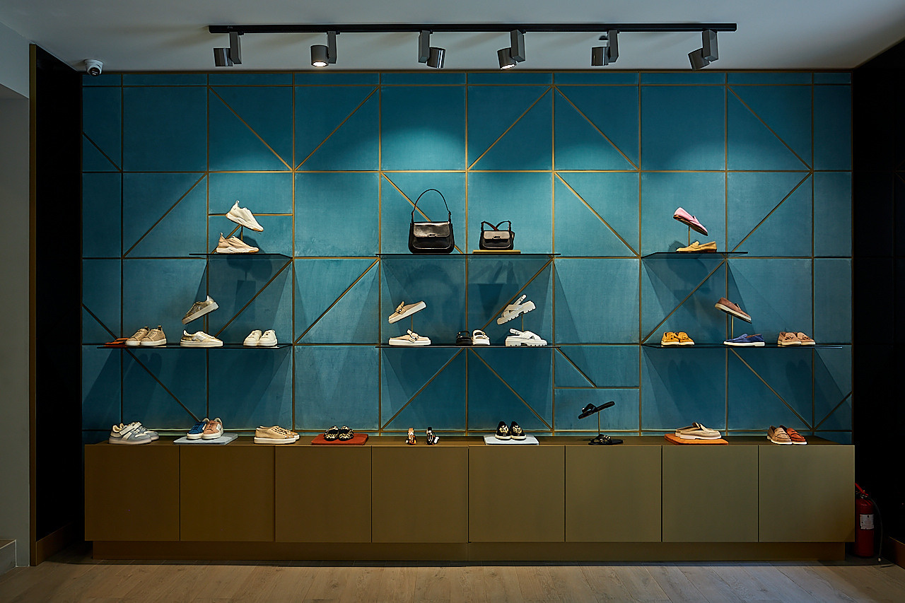 SANTONI — Бутик итальянского бренда обуви и аксессуаров. Photographer — Maks Kudashkin