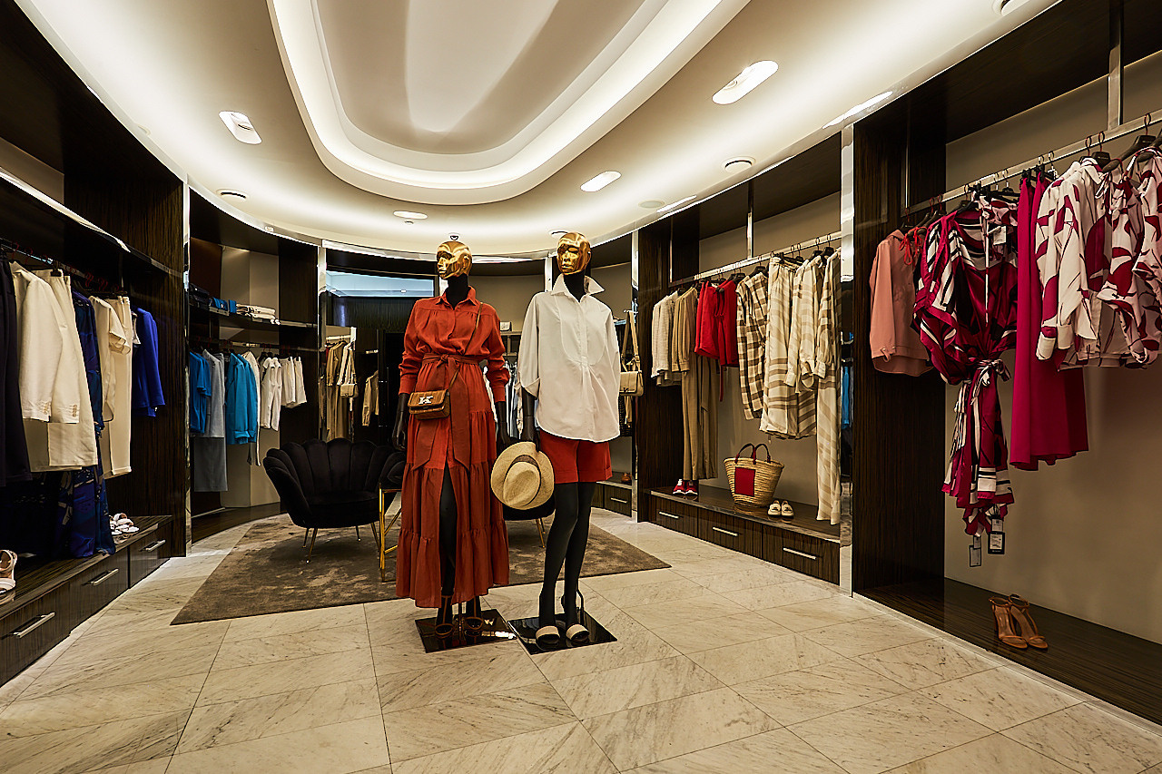 KITON — Бутик итальянского бренда люксовой одежды. Photographer — Maks Kudashkin