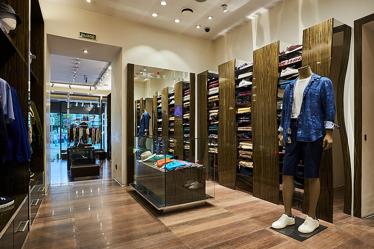 KITON — Бутик итальянского бренда люксовой одежды. Photographer — Maks Kudashkin