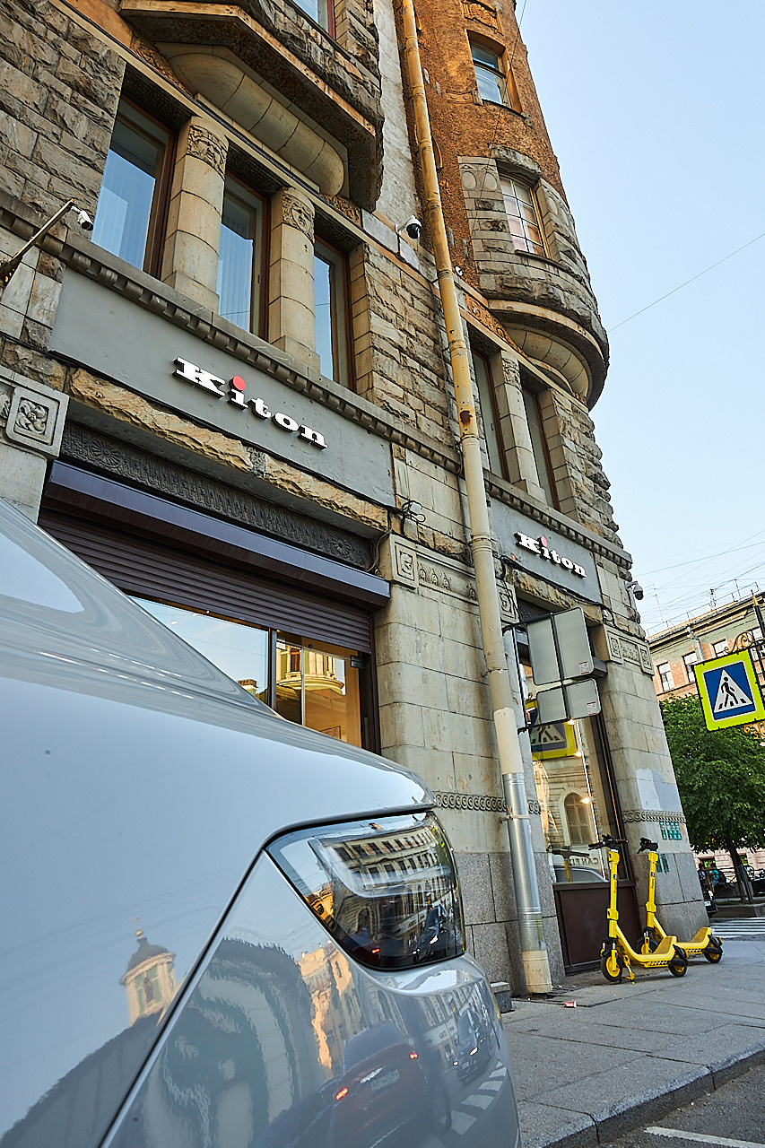 KITON — Бутик итальянского бренда люксовой одежды. Photographer — Maks Kudashkin